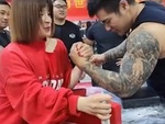 Cô gái vật tay thắng liên tiếp 3 thanh niên cao to