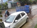Hai thanh niên sang đường hú hồn với pha đánh võng của tài xế xe ba gác
