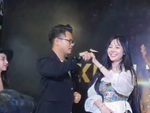 Cô gái bối rối khi MC hỏi 'con trai cái gì quý nhất?'