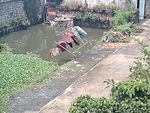 Sào quần áo phơi trên đường bị 'cơn gió lạ' thổi xuống ao