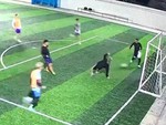 Đồng đội chắp tay lạy thanh niên chân gỗ như 'Lautaro Martinez' trên sân bóng phủi