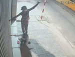 Hai cô gái lén lút trộm bóng đèn bị nghiệp quật