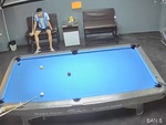Cô gái đánh bida một cơ đưa ba viên bi xuống lỗ cùng lúc