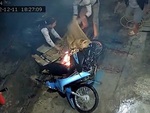 Người phụ nữ cuống cuồng lấy bìa các tông dập lửa xe máy cháy bình xăng