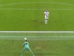 Cầu thủ sút panenka nhẹ hều bị thủ môn bắt bài