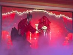 Chú rể làm ảo thuật gia biến cô dâu ngay giữa sân khấu