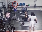 Người đẹp nhấc tạ một tay làm thanh niên tập gym ê chề trước 2 cô gái