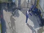 Nữ sinh yêu đời, đi học về nhảy múa với bóng mình