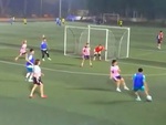 Nữ cầu thủ có hành động dễ thương khi chàng trai sút bóng kiểu 'bắn chim'