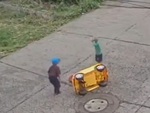 Hai 'quái xế nhí' nén đau, nhảy nhót 'chữa quê' sau tai nạn