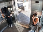 Chàng trai quê một cục khi đeo mặt nạ vào thang máy không hù được ai
