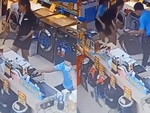 Cô gái ngồi sập ghế vì quá tải