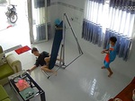 Em trai cười hả hê khi anh trai giành võng bị quả báo