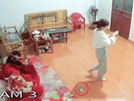 Màn 'hôi của' không một động tác thừa của em trai khi chị gái rơi tiền