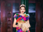 Đỗ Thị Hà gặp sự cố khi catwalk với bạn diễn '4 chân'