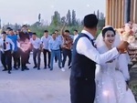 Màn tung hoa cưới của cô dâu chú rể khiến 'nhóm bạn ế'