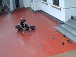 Chàng trai 'vồ ếch' giữa sân vì nền gạch trơn