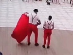 Màn ảo thuật hô biến người bị lật tẩy góc quay phía sau