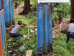 Chàng trai giả đười ươi hù khỉ