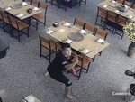 Chàng trai ngã xuống nền nhà nghĩ mình là siêu nhân