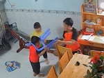 Bé trai cầu cứu bố vì nghịch dại chui đầu vào khe ghế