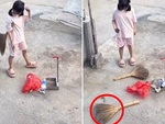 Cô gái 'não cá vàng' đi tìm cây chổi kẹp trên nách