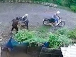 Thanh niên trộm gà bỏ chạy trối chết vì bị chủ nhà bắt quả tang
