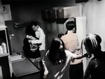 Thanh niên giả ma bị khách hàng bế đi