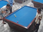 Đối thủ chán chẳng thèm nói khi chàng trai lượm siêu phẩm bida rùa