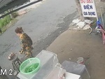 Cô gái đứng hình khi làm đổ nồi chuối nướng