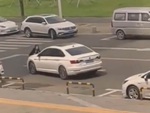 Cô gái đẩy ôtô vào chuồng