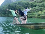 Cô gái đứng trên thuyền bịt mũi nhảy không xuống được lòng sông