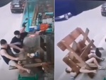 2 thanh niên ngã chổng vó vì ngồi ghế liền bàn sai cách