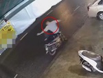 Chủ nhà tung 'vô ảnh cước' hạ gục tên trộm cưa