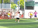 Trọng tài gục ngã trước cú sút penalty không thành công