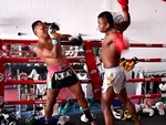Trận đấu tấu hài giữa 2 võ sĩ Muay Thái Saenchai và Buakaw