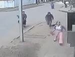 2 tên cướp chưng hửng vì cô gái nhanh trí vứt túi xách vào nhà dân