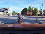 Tài xế ôtô hú hồn với nữ ninja dừng xe máy đột ngột khi đèn xanh