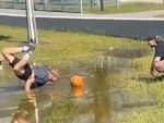 Chàng trai trồng cây chuối lội vũng nước lấy bóng vì sợ ướt giày mới