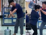 Cô gái hụt hẫng vì tưởng được nam đồng nghiệp bê giúp bình nước
