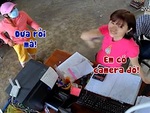 Người phụ nữ quê một cục khi lừa thối tiền bị chủ tiệm chỉ lên camera