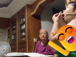 Cháu gái giả vờ làm ảo thuật nuốt đũa để làm bà vui