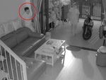 Chồng cười khoái chí khi hù được vợ giật mình