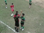 Cầu thủ tính nóng như kem bị trọng tài rút thẻ vàng