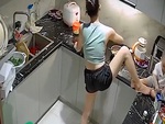 Vợ mang con vào bếp vừa trông vừa nấu ăn