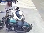 Cô gái hậu đậu dựng xe đạp điện tông đổ mô tô