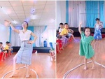 Cô giáo mầm non hướng dẫn trò đi catwalk