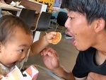 Bé trai giả vờ cho chú ăn bánh