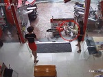 Nhân viên hú hồn khi 'thượng đế' say rượu vào cửa hàng