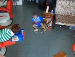 Bé trai hú hồn khi làm đổ đĩa trái cây bàn thờ ông Địa